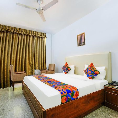 Hotel Exotica Leisure Valley, Гургаон Экстерьер фото