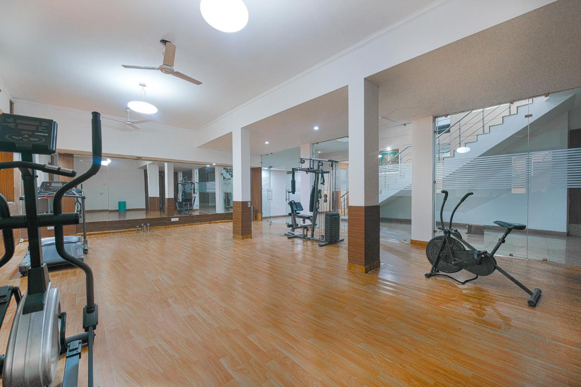 Hotel Exotica Leisure Valley, Гургаон Экстерьер фото