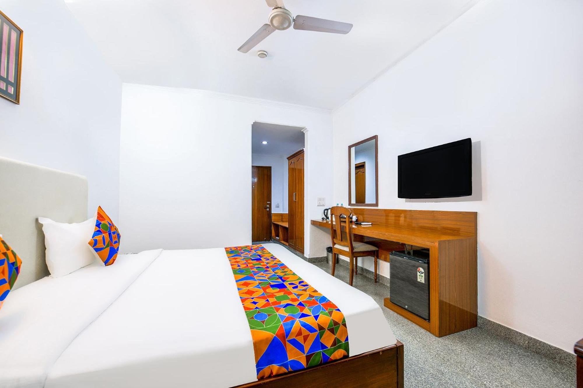 Hotel Exotica Leisure Valley, Гургаон Экстерьер фото