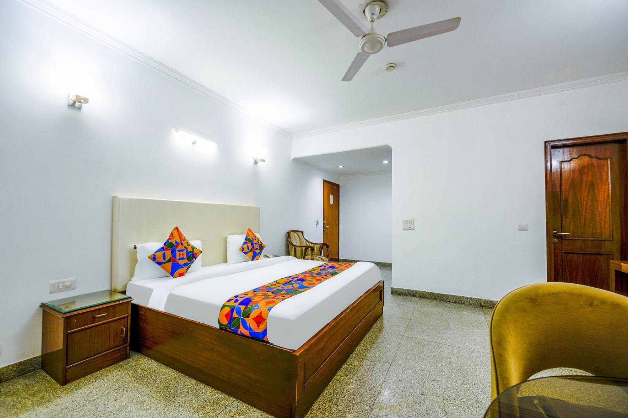 Hotel Exotica Leisure Valley, Гургаон Экстерьер фото