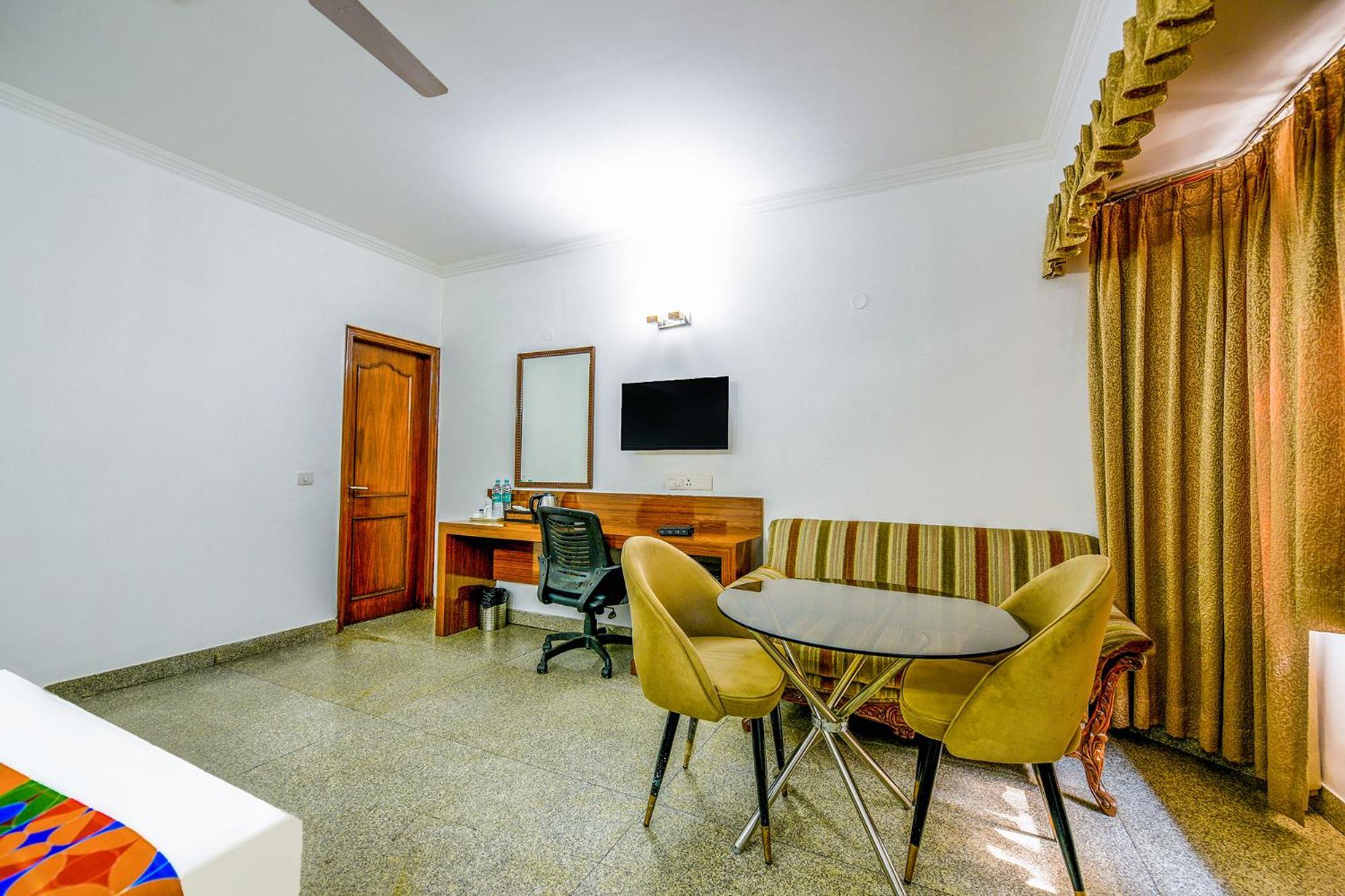 Hotel Exotica Leisure Valley, Гургаон Экстерьер фото