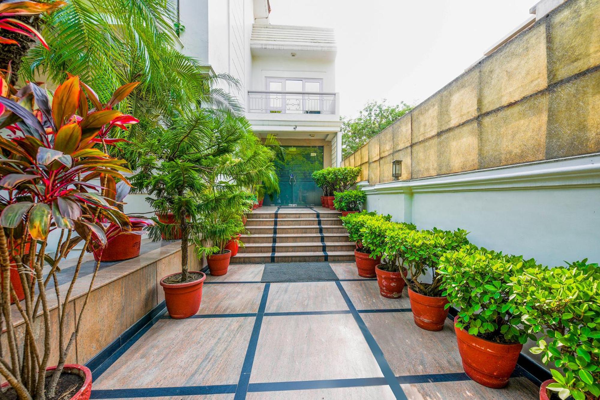 Hotel Exotica Leisure Valley, Гургаон Экстерьер фото