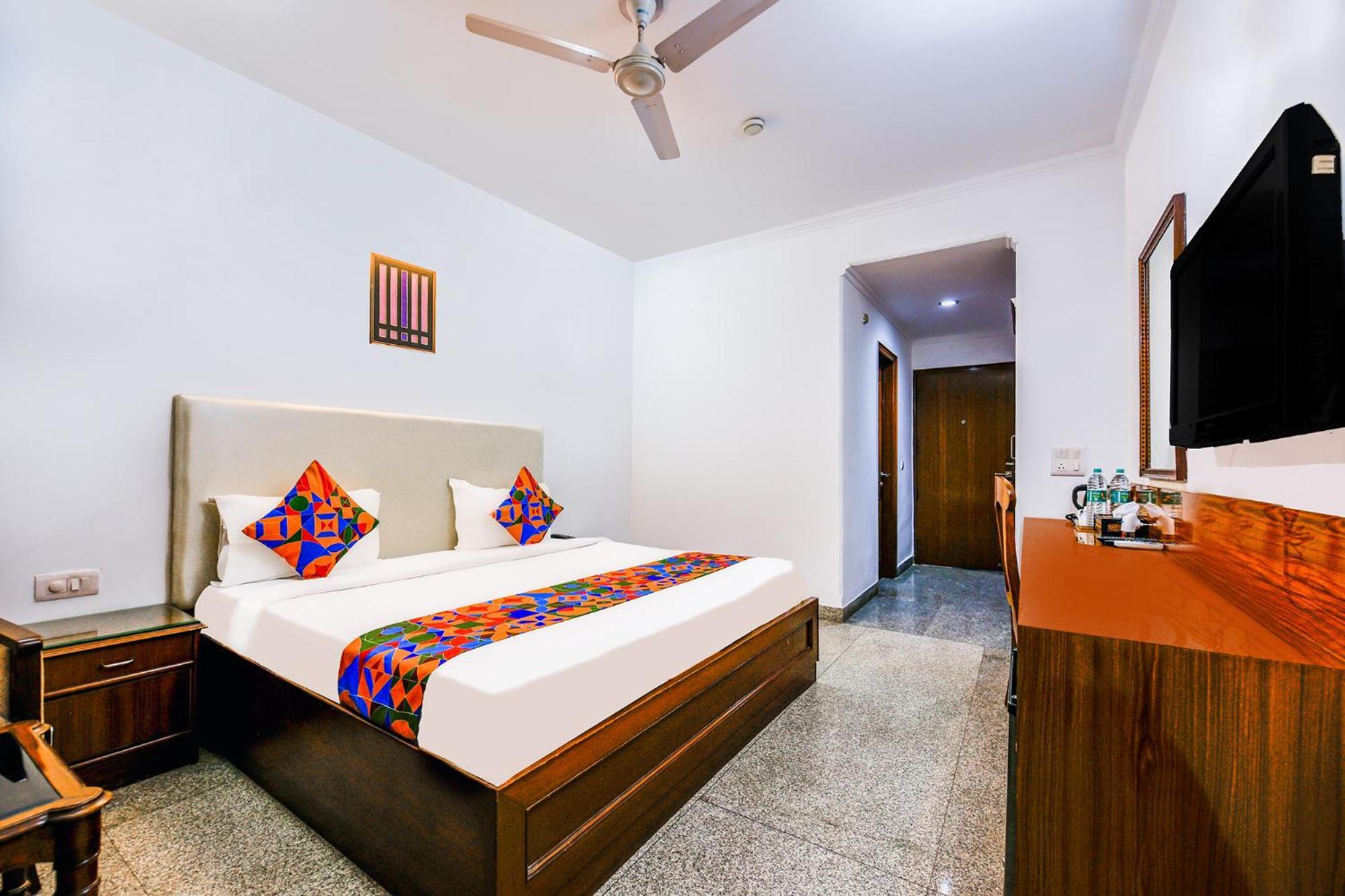 Hotel Exotica Leisure Valley, Гургаон Экстерьер фото