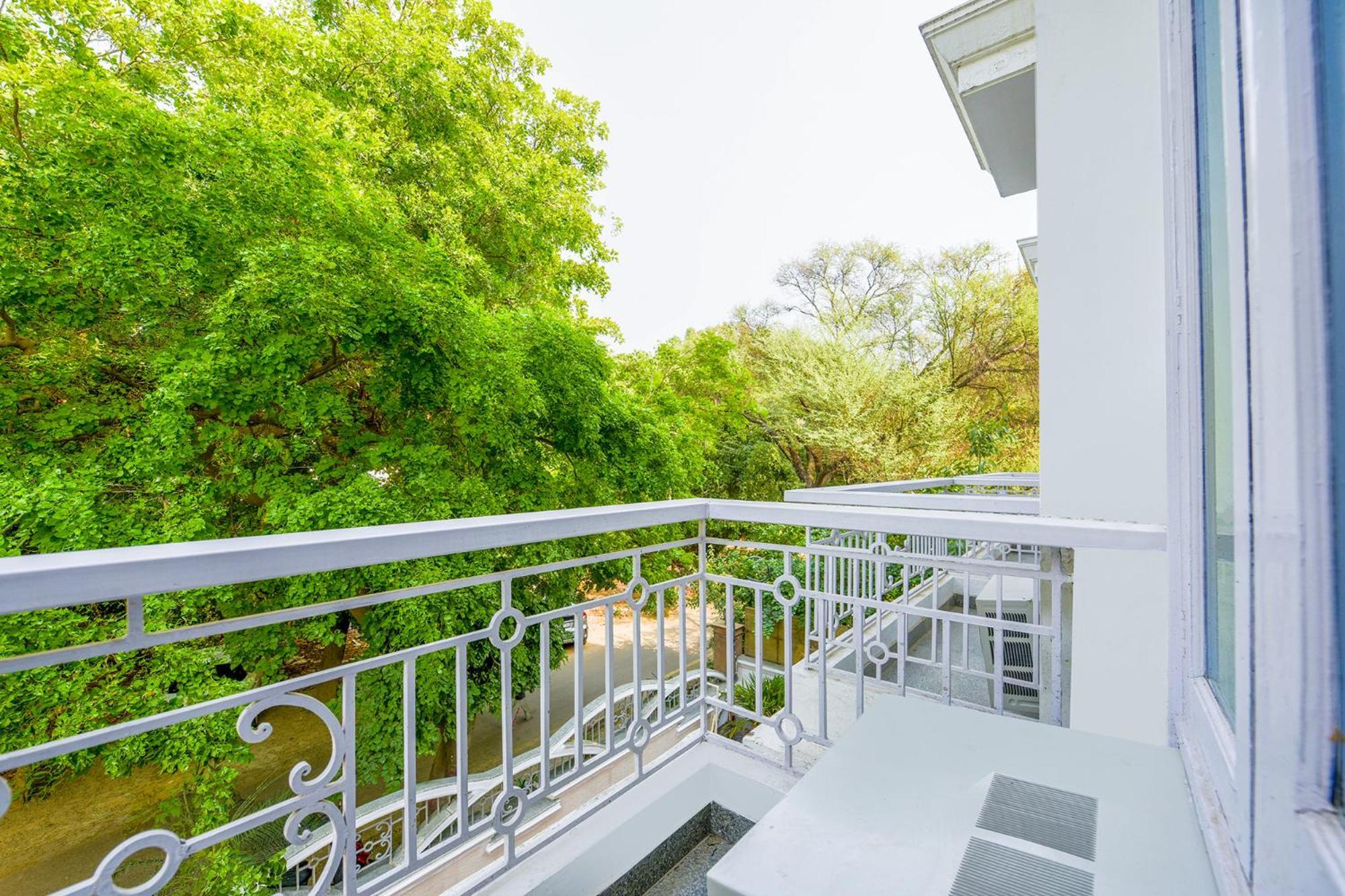 Hotel Exotica Leisure Valley, Гургаон Экстерьер фото